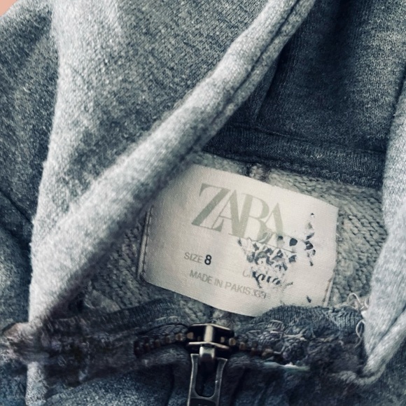 ZARA HOODED SWEATSHIRT WITH ZIP
Size 8 - Picture 3 of 3